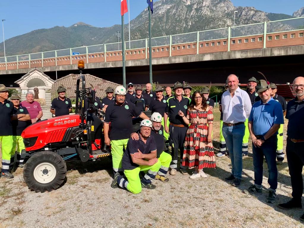 consegna trattore protezione civile ana lecco